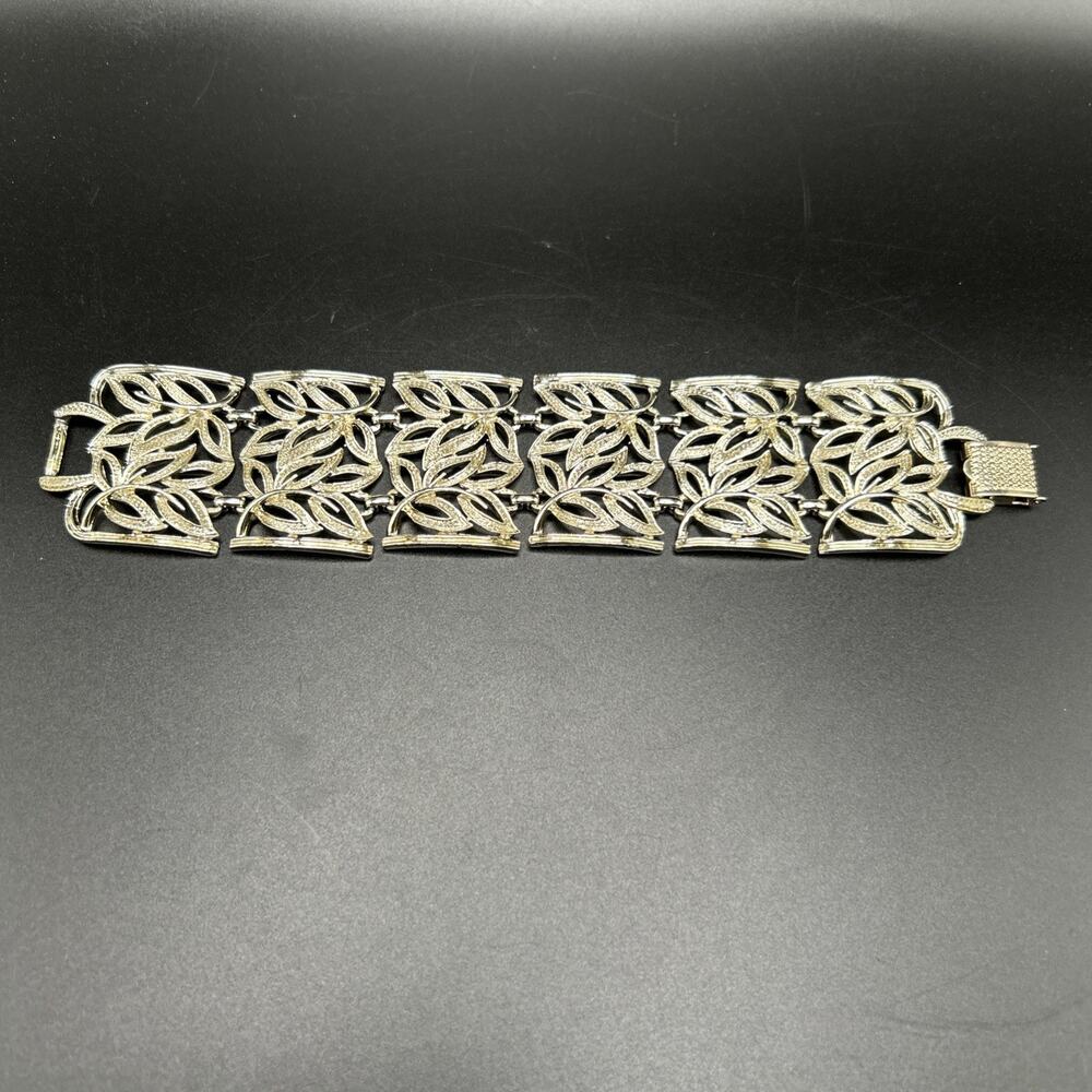 Vtg Coro Pegasus Bracelet 1 1/2” Wide Textured Filigree Panel Link Gold Tone 7"